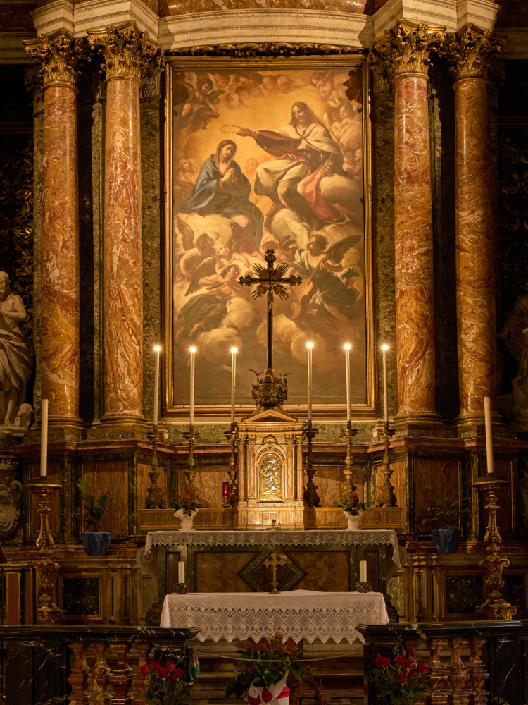 Interior de igreja durante celebração